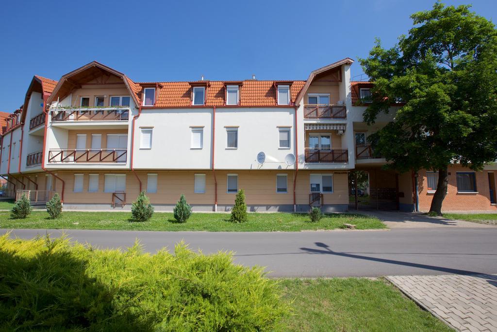 Zoli Apartmanok-Maya Koelcsey 34-36 Hajduszoboszlo Exterior photo