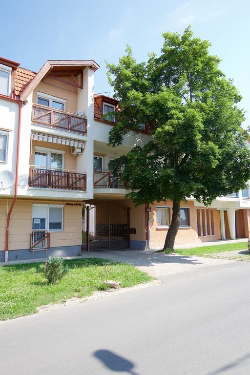 Zoli Apartmanok-Maya Koelcsey 34-36 Hajduszoboszlo Exterior photo