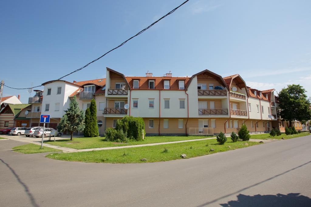 Zoli Apartmanok-Maya Koelcsey 34-36 Hajduszoboszlo Exterior photo