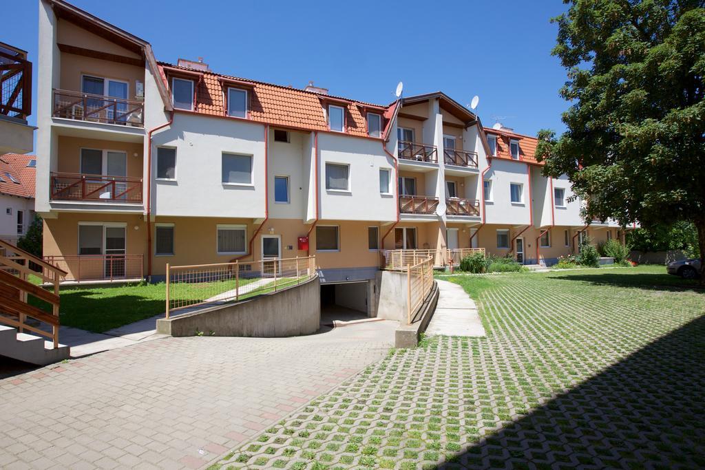 Zoli Apartmanok-Maya Koelcsey 34-36 Hajduszoboszlo Exterior photo